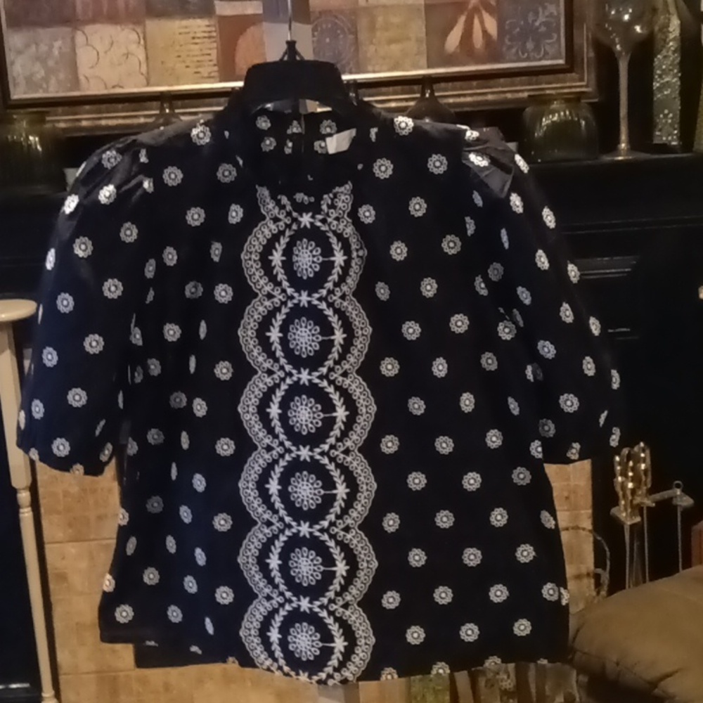 NWT FINAL PRICE LOFT black/ white embroidered pattern design blouse XXS